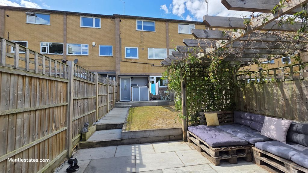Property photo 1 of 22 2 Bed Maisonette For Sale Burnside Close, Barnet En5