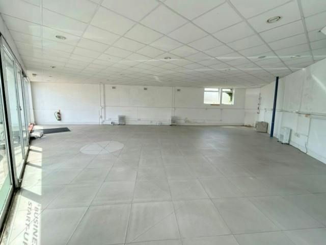 Property photo 3 of 10 Showroom From Side i.Jpg