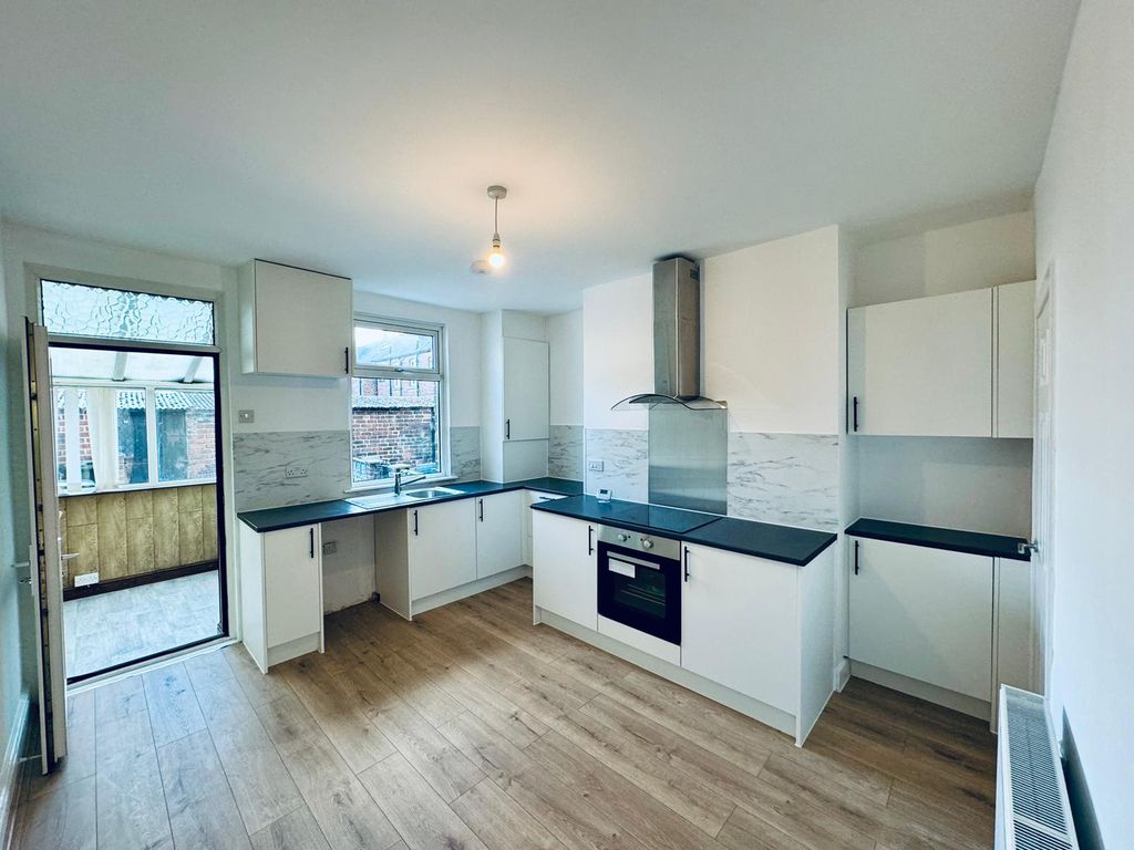 Property photo 1 of 11 79 Wombwell Road, Barnsley, S749Sj