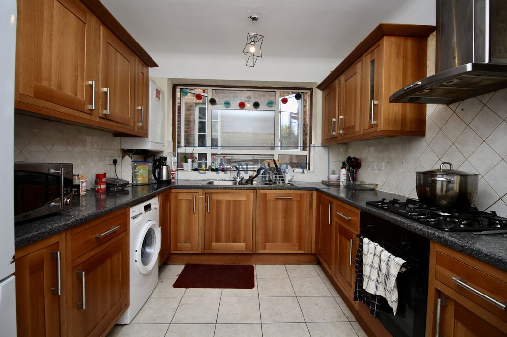 Property photo 2 of 25