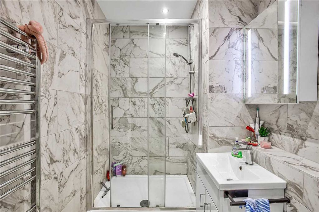 Property photo 3 of 7 En Suite Bathroom