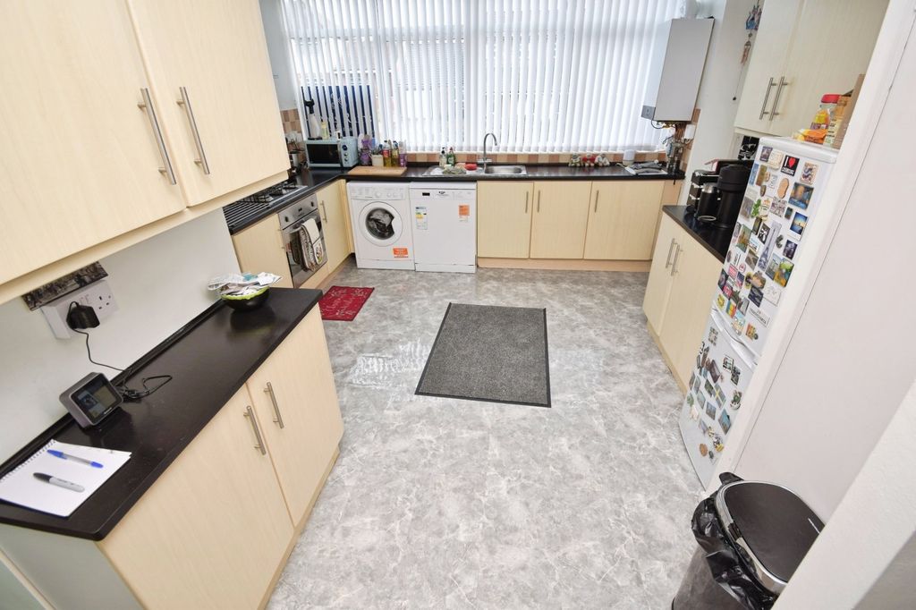 Property photo 3 of 17 Kitchen