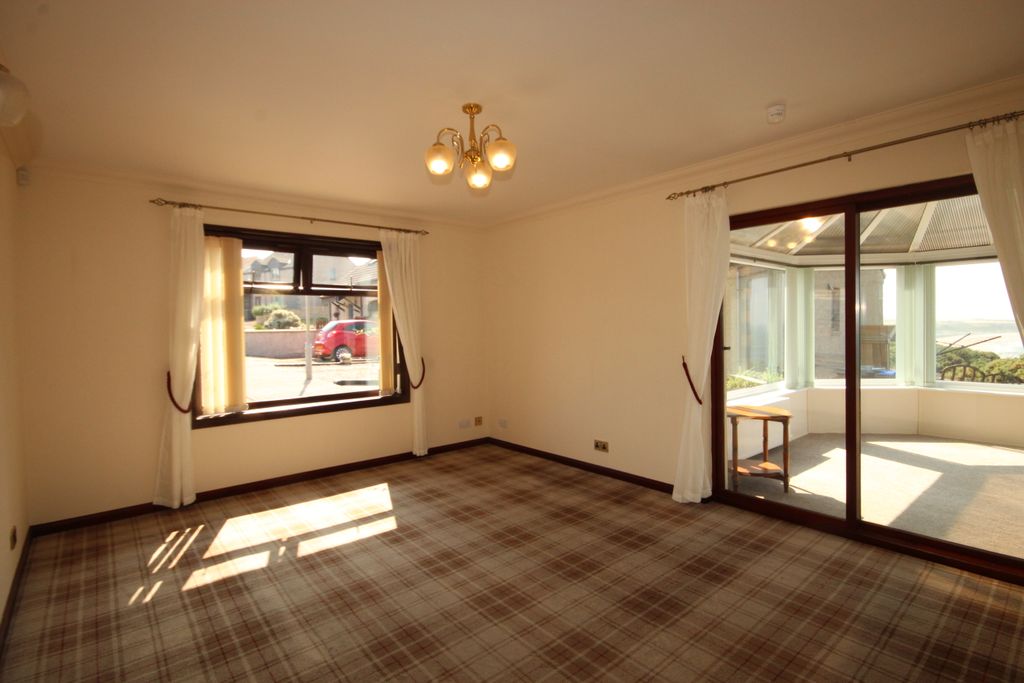 Property photo 2 of 21 Lounge 