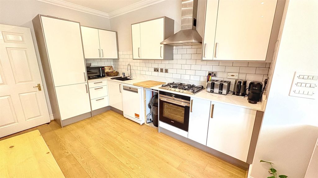 Property photo 3 of 27 Kitchen/Diner