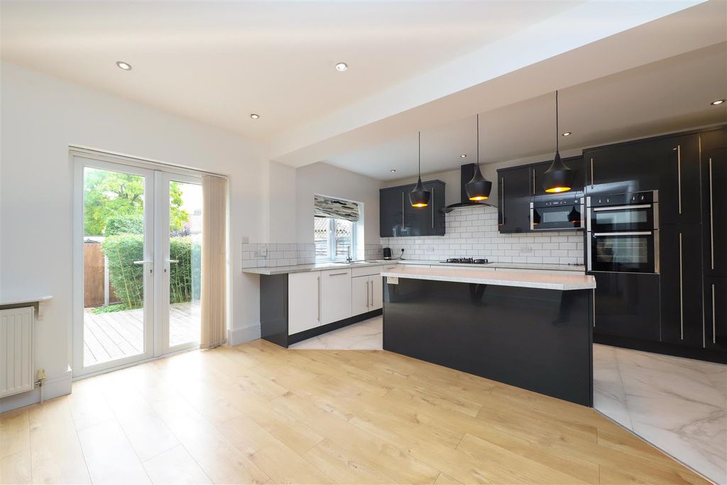 Property photo 2 of 17 Kitchen / Diner