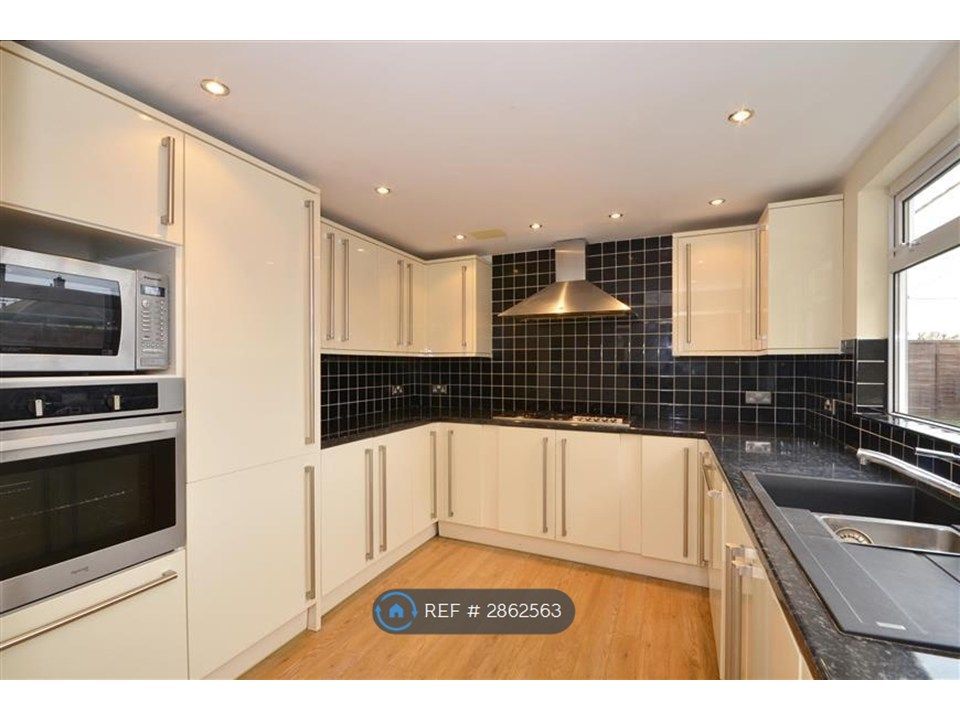 Property photo 3 of 10 Kitchen