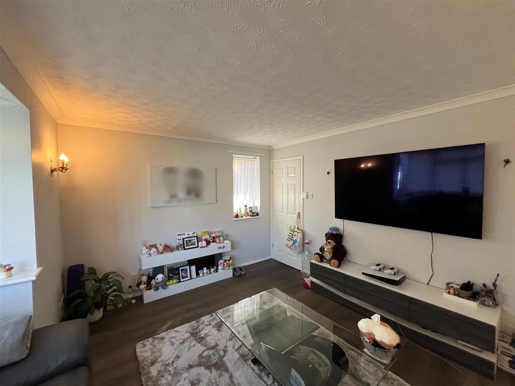 Property photo 3 of 19 Lounge