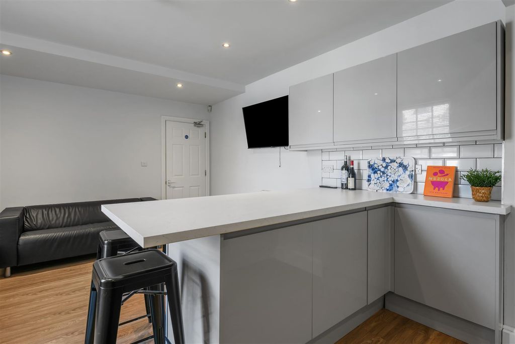 Property photo 2 of 16 2, 60 Talbot St-Hi-4.Jpg