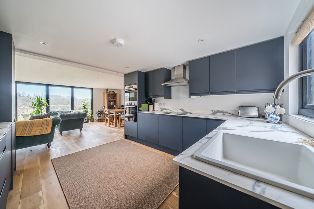 Property photo 3 of 10 Kitchen