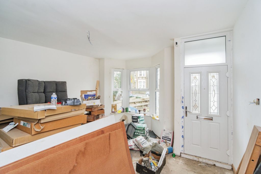 Property photo 2 of 18 75 Plum Lane, Plumstead, London, Se18 3Ag