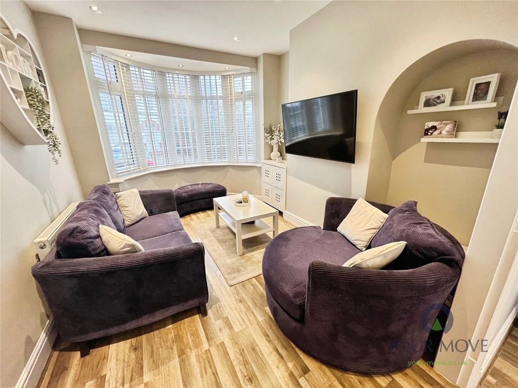 Property photo 3 of 16 Lounge