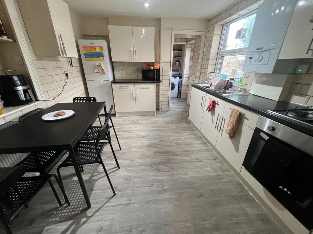 Property photo 3 of 11 Kitchen / Dining Room