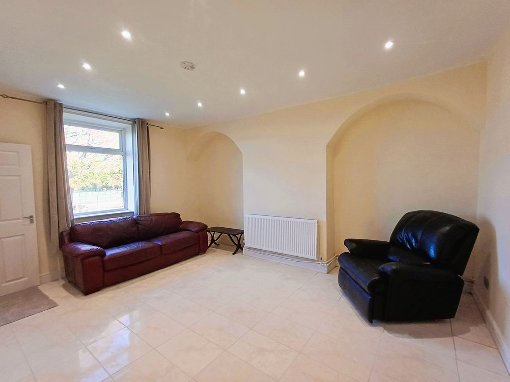 Property photo 3 of 15 Lounge