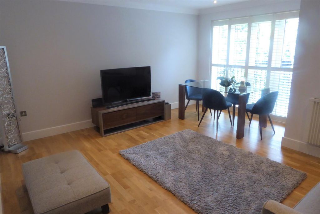 Property photo 2 of 17 L'shaped Lounge/Diner