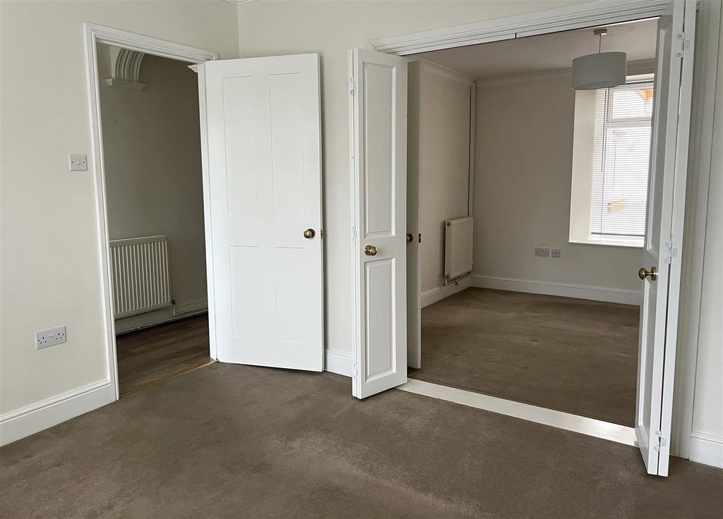 Property photo 2 of 17 Lounge