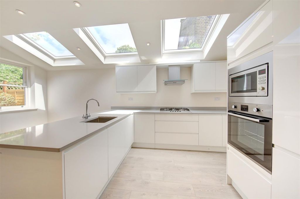 Property photo 2 of 12 68B_Earlsfield_Road_Kit.Jpg