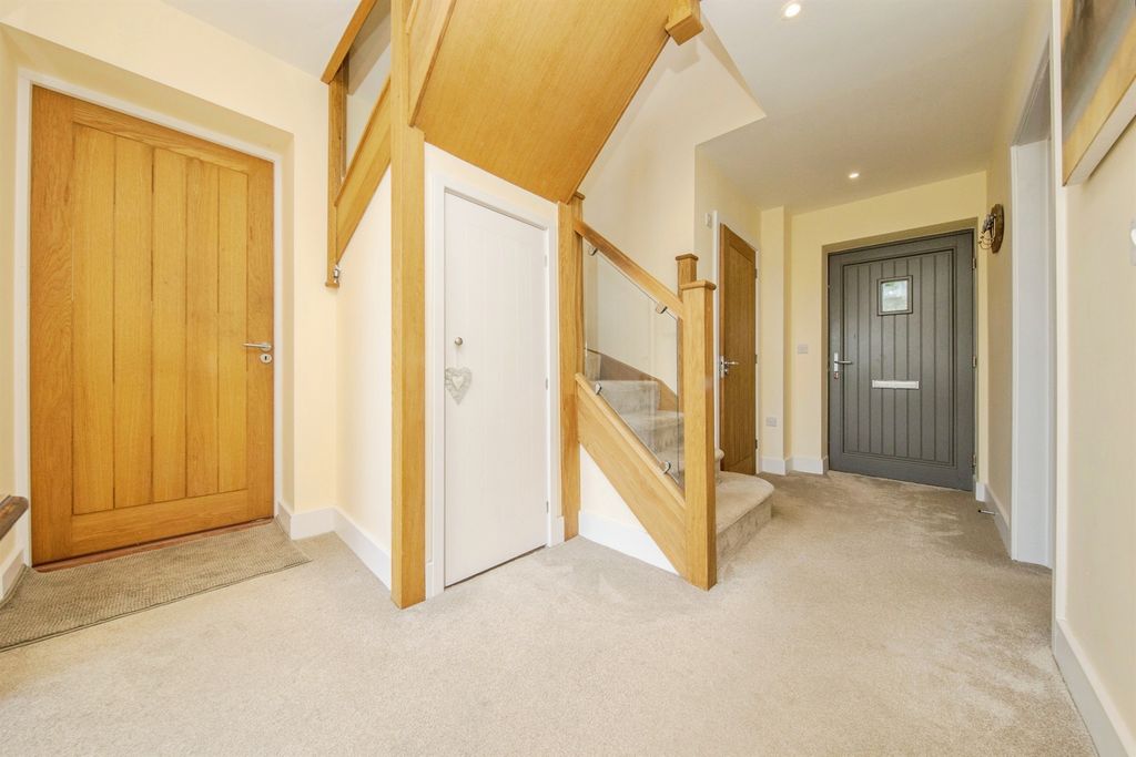 Property photo 2 of 33