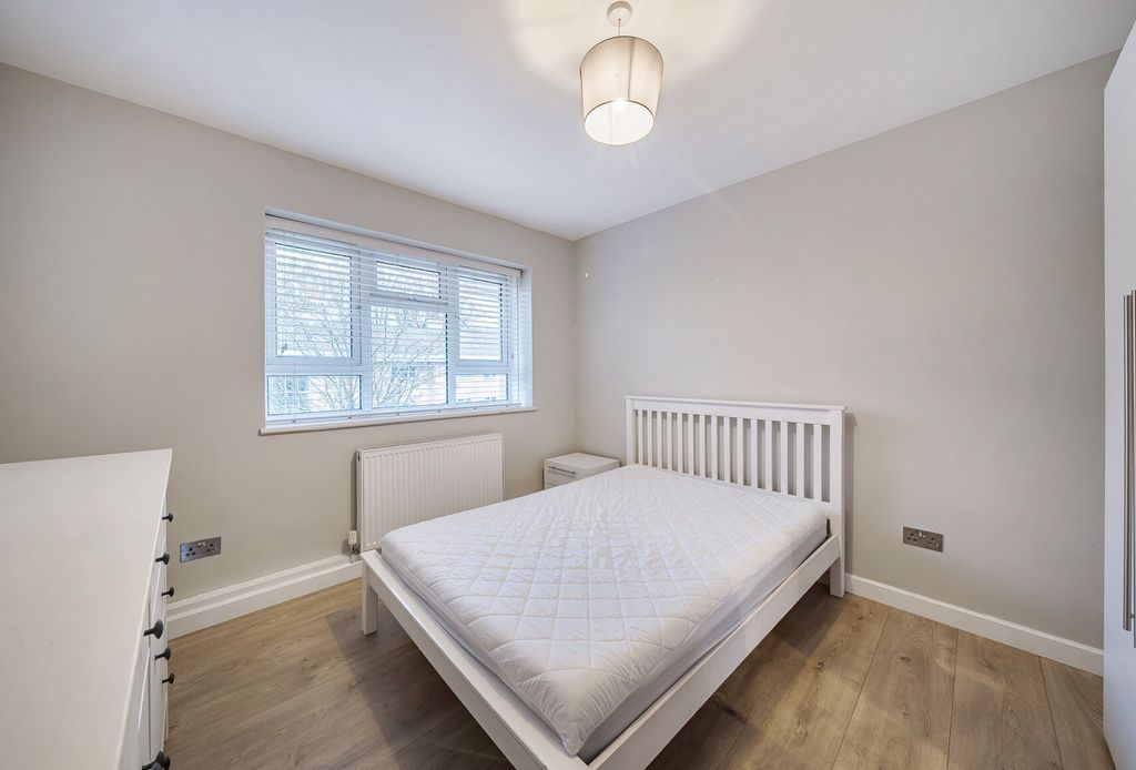 Property photo 3 of 11 1382474-1-6917507...