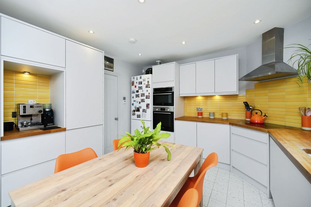 Property photo 2 of 25 Kitchen