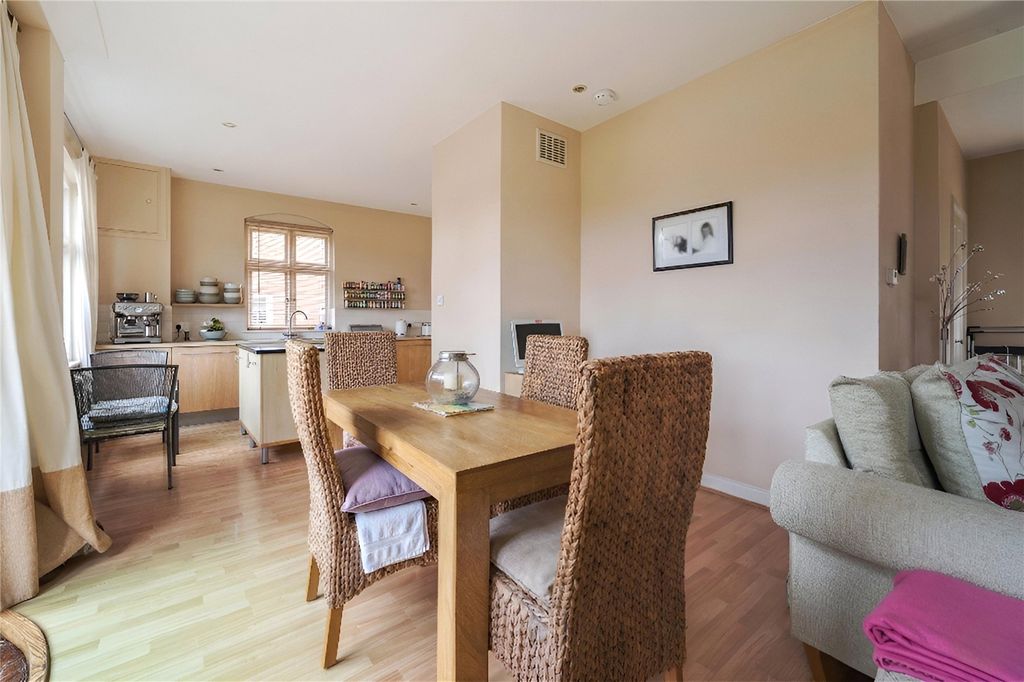 Property photo 3 of 10 Dining Area