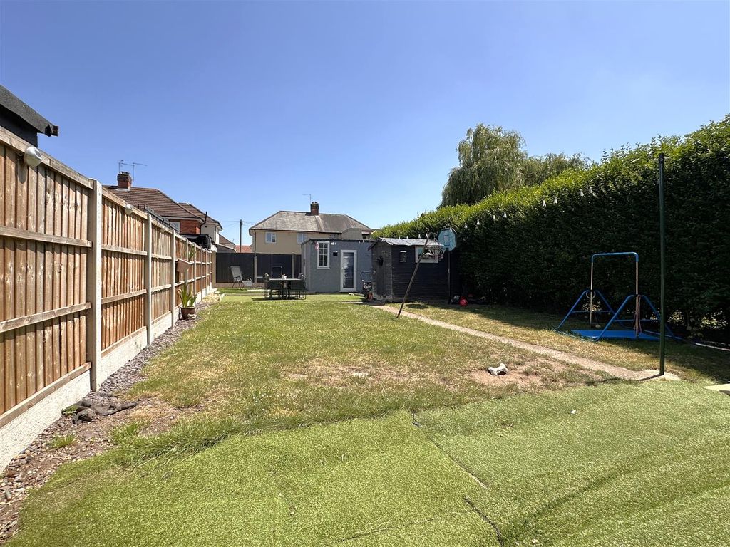 Property photo 3 of 15 Well-Appointed Rear Garden 692