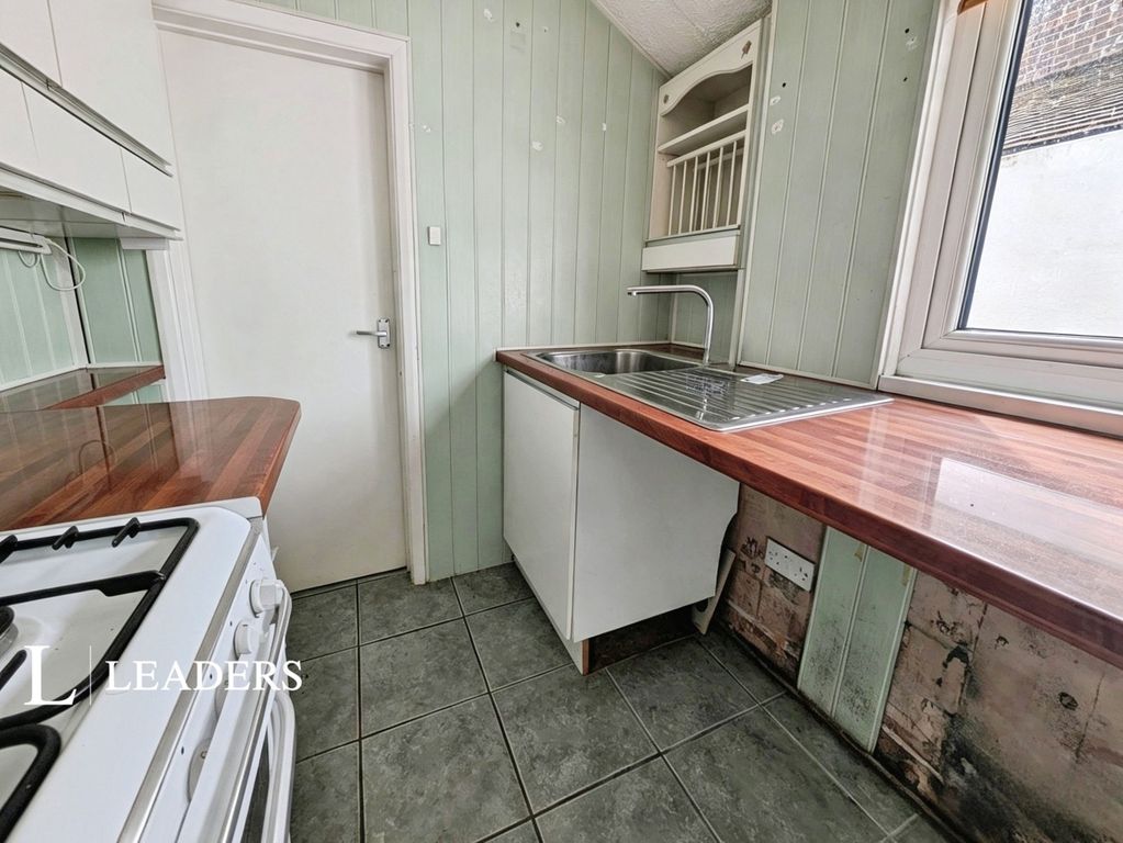 Property photo 2 of 11 Kitchen