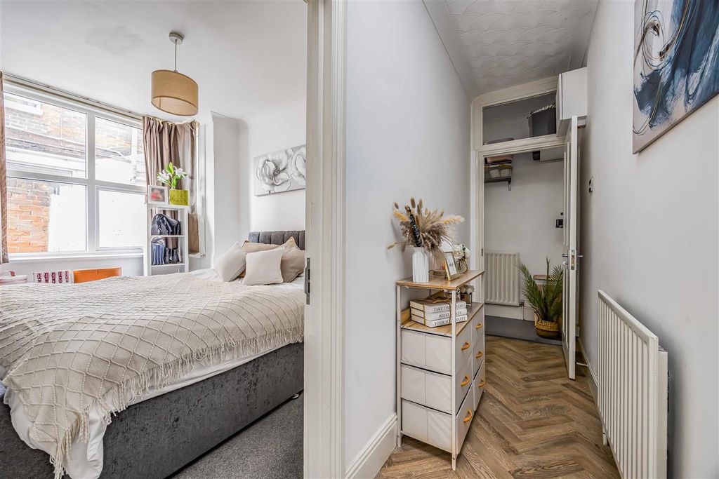 Property photo 3 of 16 Flat 2, 27, Festing Road, Southsea-Small-Porticoma