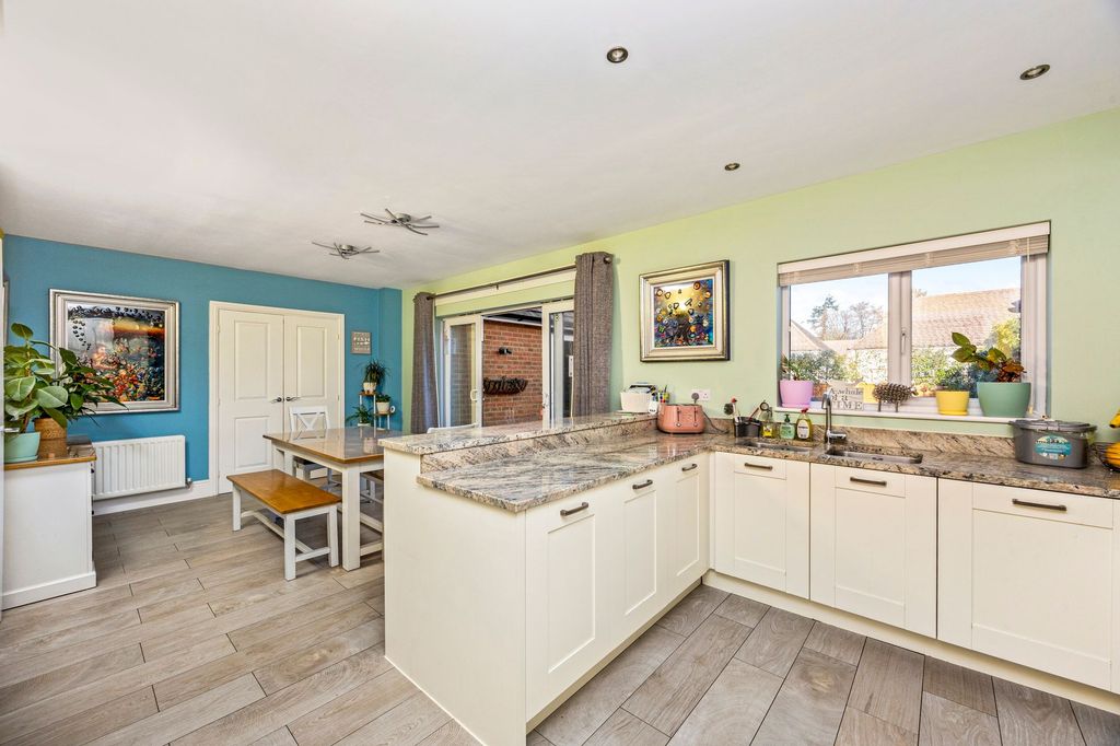 Property photo 2 of 27