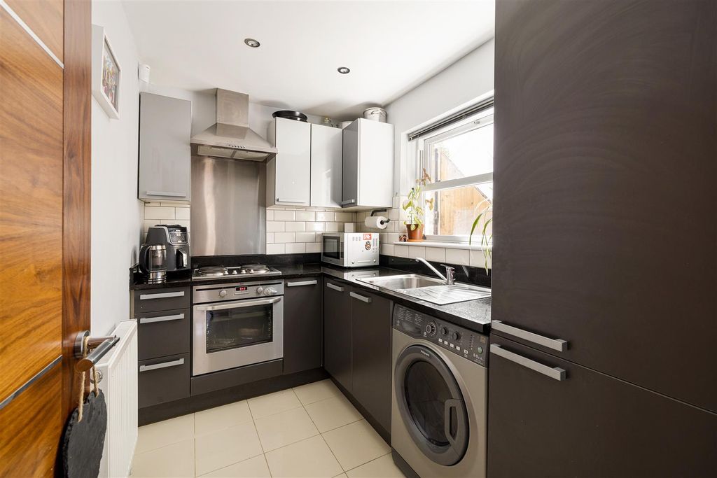 Property photo 3 of 25 Hermon Hill, E11