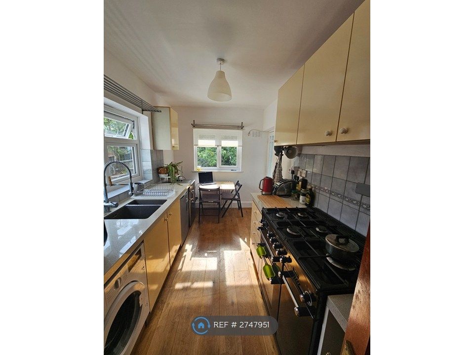 Property photo 3 of 8 Kitchen