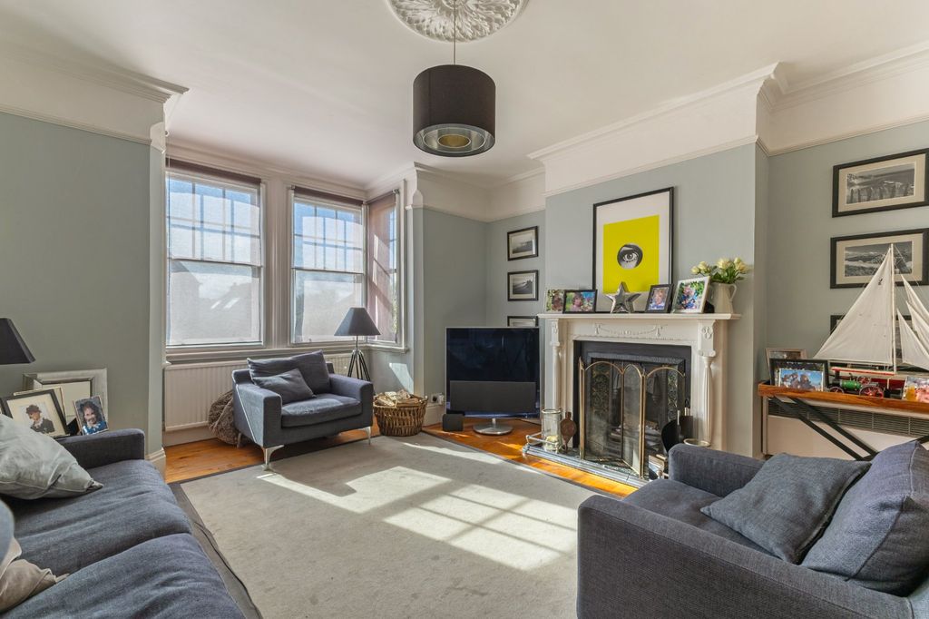 Property photo 3 of 18 Sitting Room