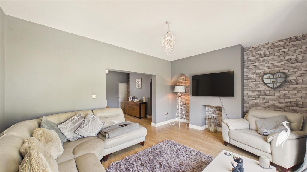 Property photo 3 of 29 Lounge