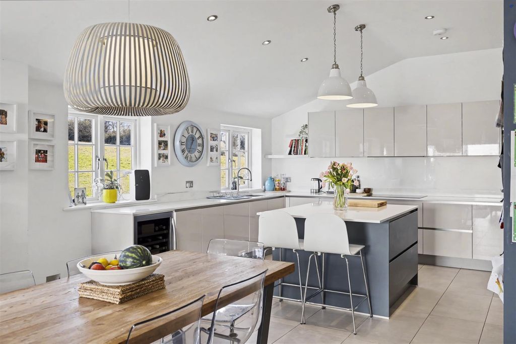 Property photo 2 of 32 Petts_26.Jpg