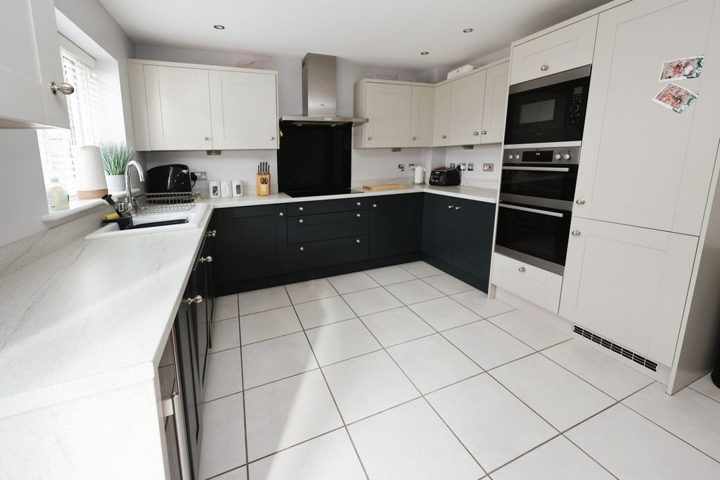 Property photo 3 of 25 4276652