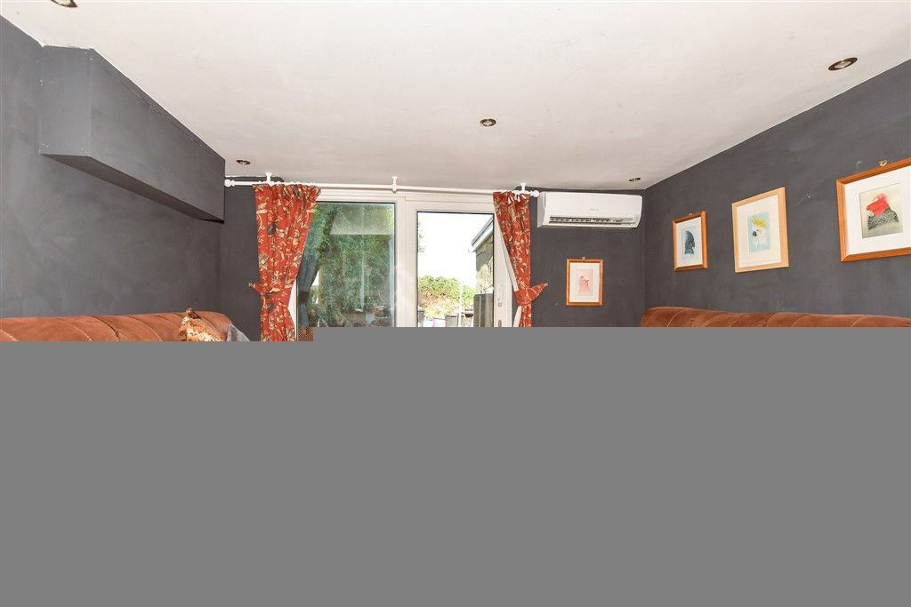 Property photo 3 of 9 Lounge