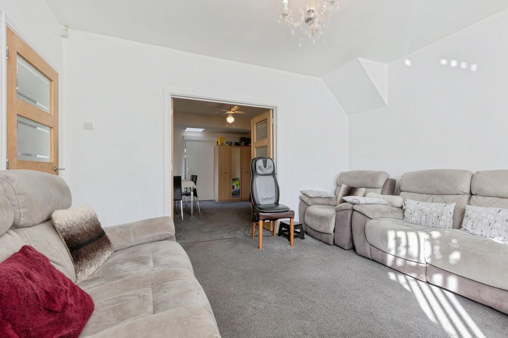 Property photo 3 of 20 Lounge