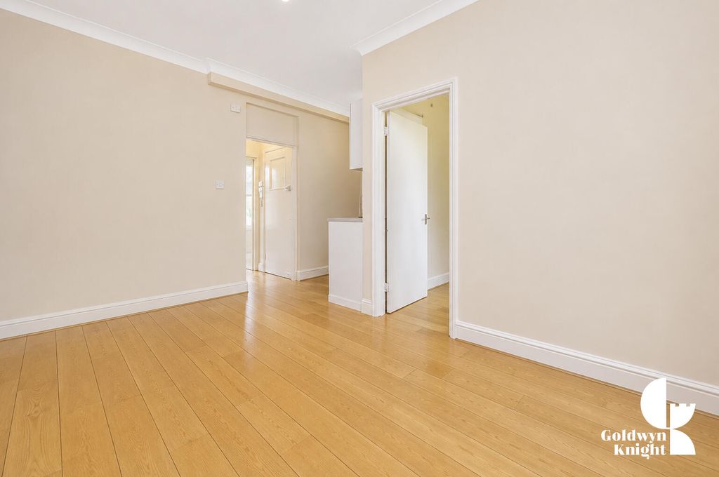 Property photo 2 of 9 Hallway