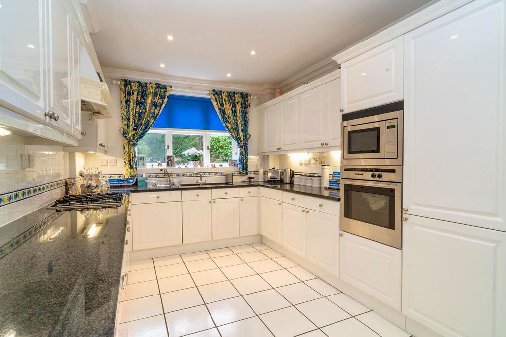 Property photo 2 of 16