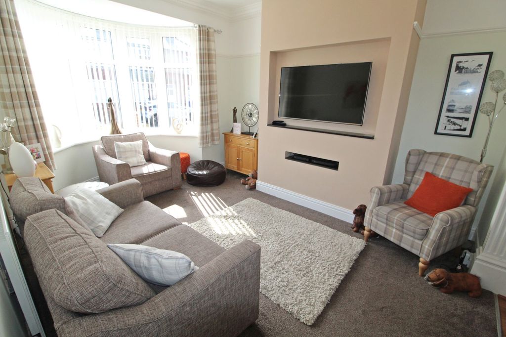 Property photo 2 of 16 Lounge