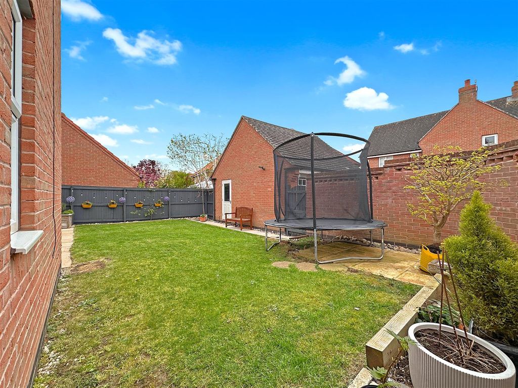 Property photo 3 of 25 Rear Garden 045