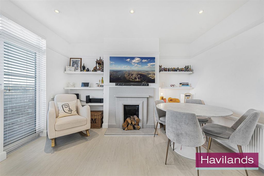 Property photo 3 of 12 Duncan Court N21 3Rl-6.Jpg