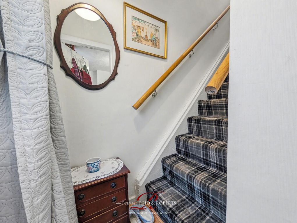 Property photo 3 of 17 Hallway