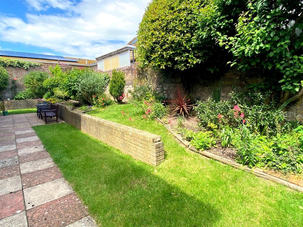 Property photo 2 of 10 Garden.Jpg