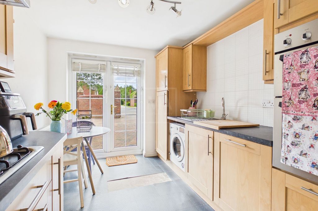 Property photo 3 of 10 Kitchen