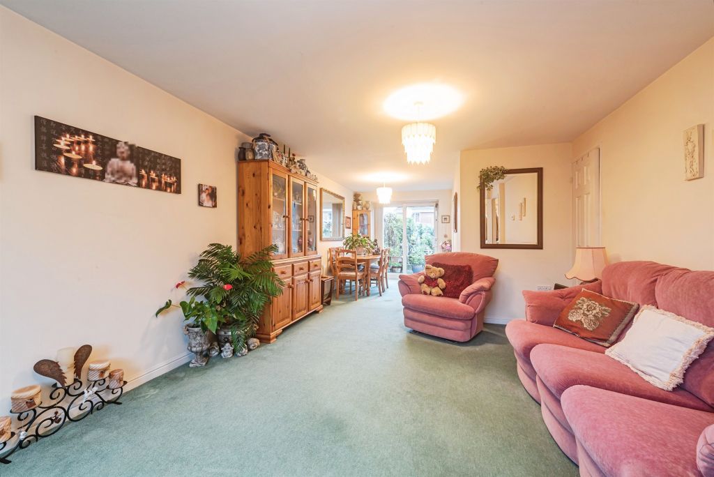 Property photo 3 of 17 Lounge