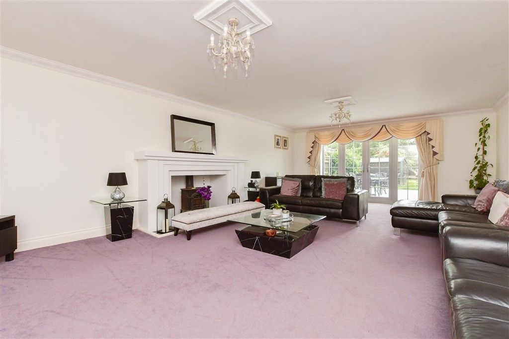 Property photo 1 of 21 Lounge