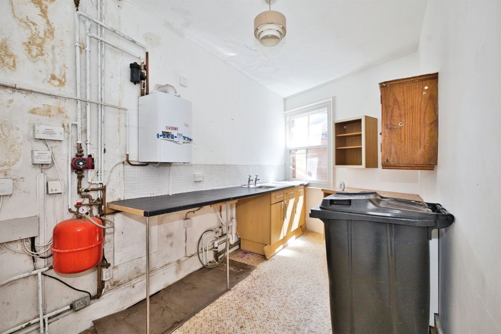 6 bed flat for saleMarket Square, Crewkerne TA18 photo 4