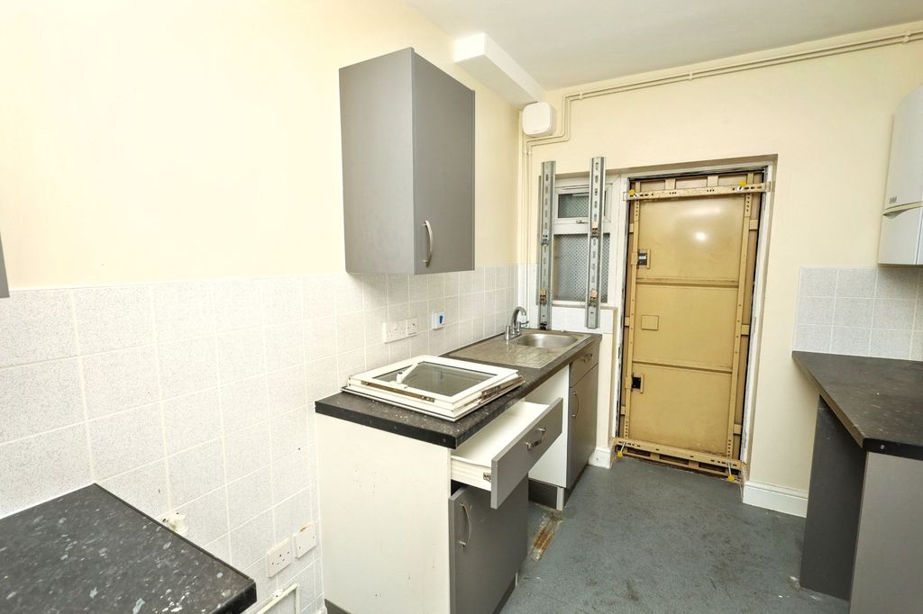 Property photo 3 of 21 162 Lawrence Avenue, Manor Park, London, E12 5Qp