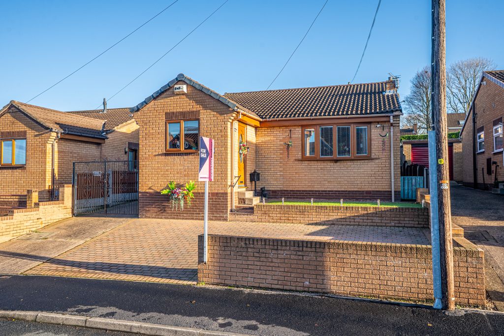 Property photo 3 of 32 6Sandfordroad1