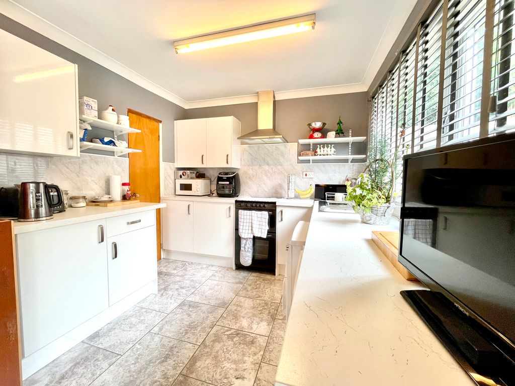 Property photo 3 of 21 Kitchen